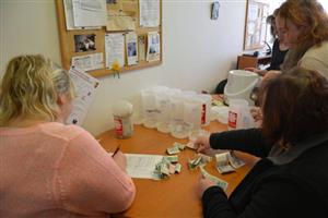 Minulý týden pracovníci Charity počítali výtěžek Tříkrálové sbírky. Lidé byli letos štědřejší, i díky vědomí, že větší část sbírky bude použita na pomoc v regionu. 
FOTO: D. HOĎÁKOVÁ