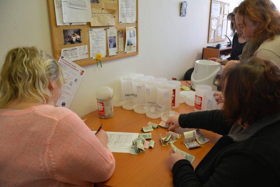 Minulý týden pracovníci Charity počítali výtěžek Tříkrálové sbírky. Lidé byli letos štědřejší, i díky vědomí, že větší část sbírky bude použita na pomoc v regionu. 
FOTO: D. HOĎÁKOVÁ