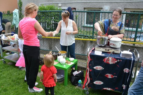 Vloni se poprvé v rámci Týdne pro rodinu uskutečnil v MŠ I. Šustaly dětský Restaurant Day, který se těšil velkému zájmu.
FOTO: DANA HOĎÁKOVÁ