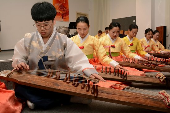 Divácky nejvděčnější částí koncertu hostujících umělců z Jižní Koreje bylo vystoupení souboru hrajícího tamní folklor na tradiční strunný nástroj kajagum.
FOTO: DAVID MACHÁČEK