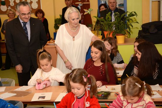 Kopřivnické školačky prezentují své výtvarné práce zakladatelce Stonožkového hnutí a zástupci Řádu maltézských rytířů.
FOTO: DAVID MACHÁČEK