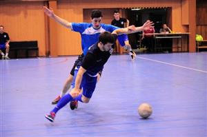 Milan Štěpán z FU Kopřivnice (blíže objektivu) utrpěl v podzimním fotbalovém utkání zlomeninu lícní kosti, v sobotu však nastoupil v Ámos Cupu.
FOTO: KRISTINA ČABLOVÁ