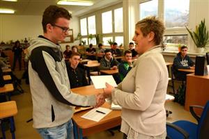 Kromě vysvědčení si žáci vybraného oboru zdejšího učiliště odnesli minulý týden domů také obálku s penězi z krajského stipendijního programu.
FOTO: DAVID MACHÁČEK