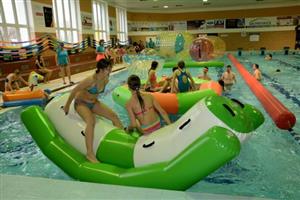 Doprovodným programem a speciálním dvacetipětikorunovým vstupným oslavil minulý týden v pátek kopřivnický krytý bazén čtvrtstoletí od svého otevření.
FOTO: DAVID MACHÁČEK