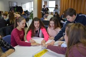 Minulý týden měli žáci 8. a 9. ročníků místních základních škol poprvé možnost diskutovat s představiteli města.
FOTO: DANA HOĎÁKOVÁ