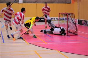 Takto zvyšoval na 3:2 v utkání proti Rožnovu pod Radhoštěm Ondřej Kubátko (č. 4), jemuž přihrával Daniel Opatřil (č. 14).
FOTO: KRISTINA ČABLOVÁ