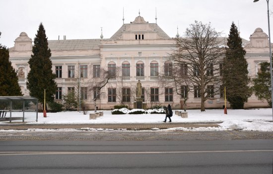 Nejen historickou budovu někdejší ZŠ náměstí, ale i její pozdější přístavbu chce soukromý investor přestavět na bydlení.
FOTO: DAVID MACHÁČEK
