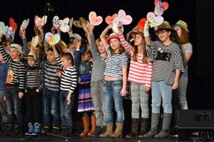 Žáci Základní školy v Lubině připravili na závěr valentýnského benefičního koncertu překvapivé poděkování všem divákům i účinkujícímu zpěváku Voxelovi.
FOTO: DAVID MACHÁČEK