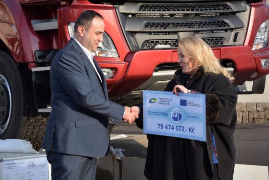 Ministryně pro místní rozvoj v demisi Klára Dostálová předává symbolický šek s částkou, jež má být využita na rekonstrukci Strely. 
FOTO: D. MACHÁČEK