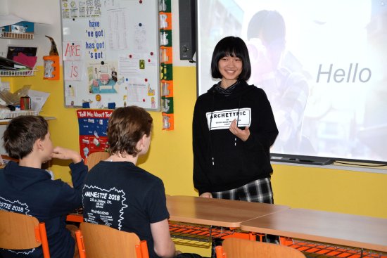 Studentka Nina z Tchaj-wanu byla jedním ze čtyř zahraničních vysokoškoláků, kteří na škole sv. Zdislavy hovořili s žáky o sobě, svých rodinách i zemích.
FOTO: DANA HOĎÁKOVÁ