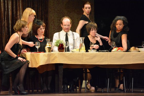 Herci pražského divadelního spolku Kašpar při kopřivnickém uvedení inscenace Srpen v zemi indiánů.
FOTO: DAVID MACHÁČEK