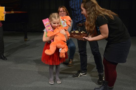 Vítězka letošního ročníku MiniKoprStar pětiletá Albína Mikalová měla po vyhlášení svého vítězství co dělat, aby z pódia odnesla všechny ceny.
FOTO: DAVID MACHÁČEK