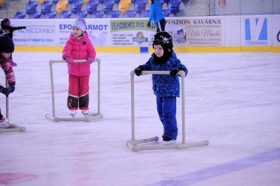 Každý pojal radovánky na ledě jinak - někteří hráli hokej, jiní zkoušeli slalom, mnozí se však teprve učili bruslit.
FOTO: KRISTINA ČABLOVÁ