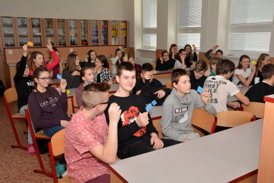 Žáci osmého ročníku ZŠ Emila Zátopka hlasováním odpovídají na otázky položené v rámci osvětového programu To je zákon, kámo!
FOTO: DAVID MACHÁČEK