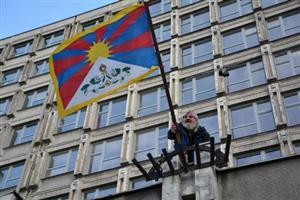 Tibetská vlajka znovu zavlála i na budově radnice už v pátek odpoledne. Ve stejnou dobu se k solidárnímu gestu vůbec poprvé připojil také Krajský úřad Moravskoslezského kraje.
FOTO: DAVID MACHÁČEK