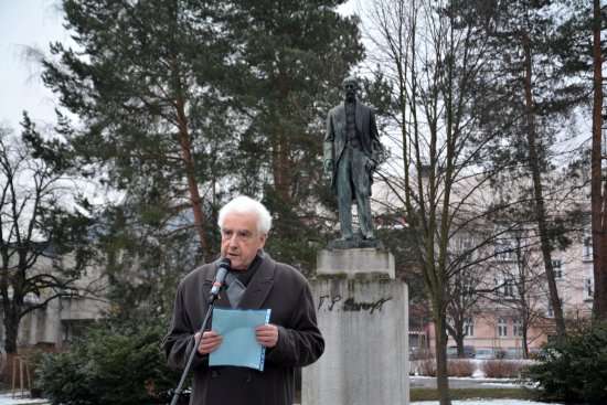 Ladislav Cvíček v den výročí Masarykova narození u jeho pomníku připomněl především jeho zásluhy o založení československé republiky.
FOTO: DANA HOĎÁKOVÁ