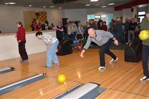 Na novinku v rámci projektu Aktivní senior - pohár v bowlingu - přišlo 80 účastníků. Někteří si zahráli, jiní turnaji jen přihlíželi.
FOTO: DANA HOĎÁKOVÁ