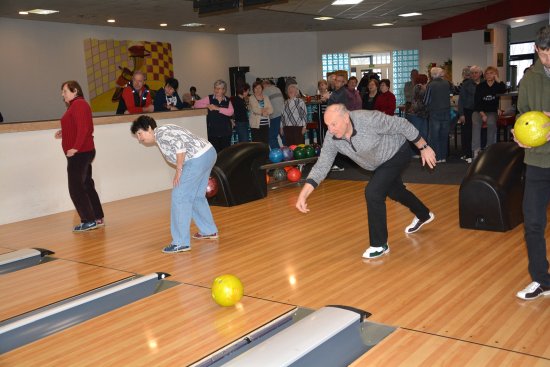 Na novinku v rámci projektu Aktivní senior - pohár v bowlingu - přišlo 80 účastníků. Někteří si zahráli, jiní turnaji jen přihlíželi.
FOTO: DANA HOĎÁKOVÁ