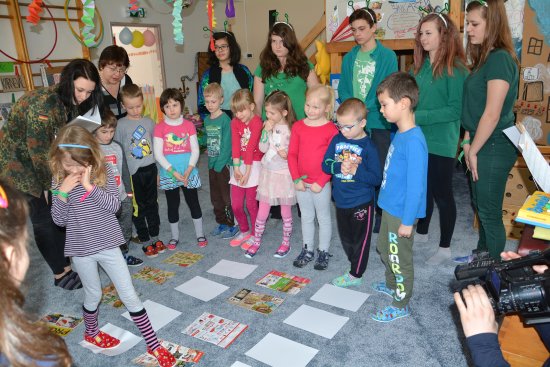 Zajímavý dvouhodinový program připravili dětští zastupitelé pro předškoláky v Mateřské škole Jeřabinka, pozvali je na vesmírné putování.
FOTO: DANA HOĎÁKOVÁ