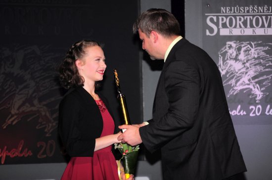 Krasobruslařka Klára Štěpánová (FSC Kopřivnice) převzala, stejně jako v loňském roce, ocenění za nejúspěšnější sportovce okresu Nový Jičín.
FOTO: KRISTINA ČABLOVÁ