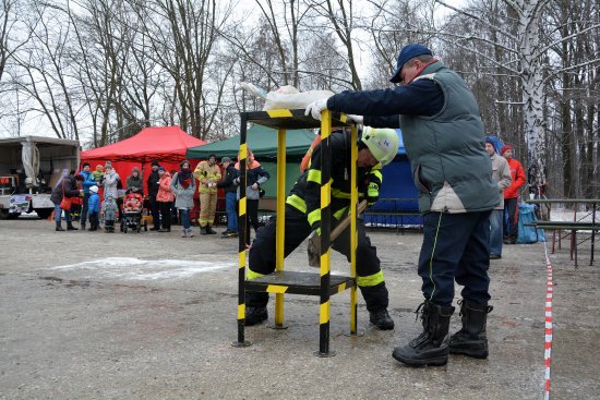 Soutěžní klání dobrovolných hasičů v disciplínách TFA znepříjemňoval účastníkům i divákům mráz a studený vítr, přesto se na start postavily tři desítky závodníků.
FOTO: DANA HOĎÁKOVÁ