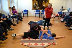 Součástí nabídky kurzů připravených v rámci MAP byl vloni například nácvik poskytování první pomoci. Letos bude nabídka kurzů ještě širší.
FOTO: EVA KYTKOVÁ