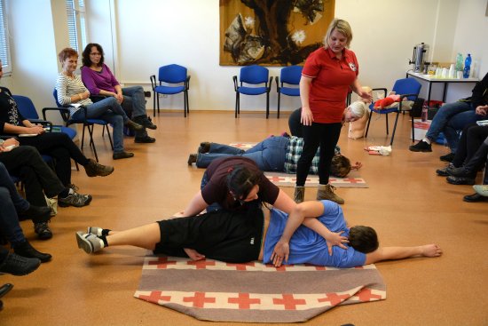 Součástí nabídky kurzů připravených v rámci MAP byl vloni například nácvik poskytování první pomoci. Letos bude nabídka kurzů ještě širší.
FOTO: EVA KYTKOVÁ