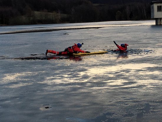 V pondělí 12. března využili kopřivničtí dobrovolní hasiči klimatických podmínek pro nácvik záchrany osob z ledu.
FOTO: JSDH KOPŘIVNICE