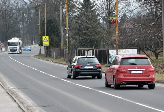 Aktuální radar na ulici Záhumenní má spíše preventivní funkci. Nové zařízení, které město pořídí, umožní rovněž sankcionovat příliš spěchající řidiče.
FOTO: DAVID MACHÁČEK