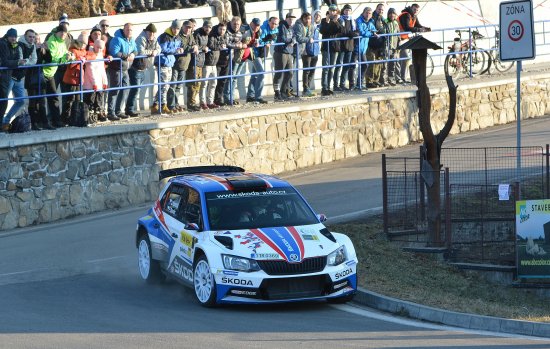Úřadující mistr republiky v rallye Jan Kopecký z továrního týmu Škoda Motorsport se podle očekávání stal vítězem letošní Valašské rally. Největší problémy měl jezdec během RZ, jejíž trať vedla středem Mniší.
FOTO: DAVID MACHÁČEK