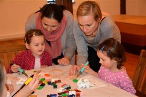 Do Muzea Fojtství přišli zájemci, kteří si chtěli vyrobit velikonoční dekorace technikou enkaustiky. Horkým voskem se malovala nejen vajíčka, ale i zvířátka.
FOTO: DANA HOĎÁKOVÁ