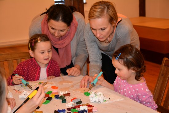 Do Muzea Fojtství přišli zájemci, kteří si chtěli vyrobit velikonoční dekorace technikou enkaustiky. Horkým voskem se malovala nejen vajíčka, ale i zvířátka.
FOTO: DANA HOĎÁKOVÁ