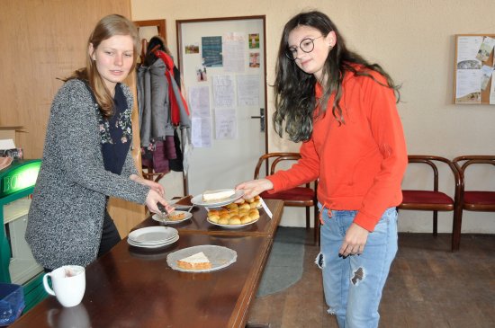 Už poněkolikáté připravily skautky z oddílu Jitřenky dobročinnou kavárnu, jejíž výtěžek využijí k podpoře studia indické dívky.
FOTO: KRISTINA ČABLOVÁ
