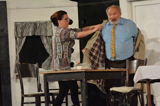 Dana Morávková a Rudolf Hrušínský si před kopřivnickým publikem s chutí vystřihli role manželů, do jejichž vztahu vstoupila nevěra.
FOTO: DAVID MACHÁČEK