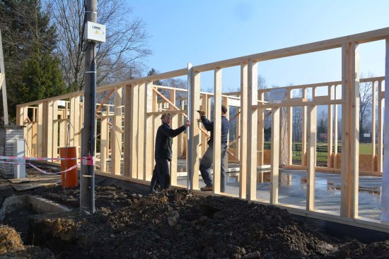 Nové šatny na hřišti ve Vlčovicích, jejichž obvodový skelet firma v současné době buduje, mají být dokončeny do prázdnin.
FOTO: DANA HOĎÁKOVÁ