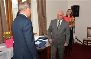 Mezi oceněnými pedagogy nebyli pouze učitelé. Dalibor Blažek byl odměněn za svou práci v domě dětí a mládeže, kroužek leteckých modelářů vedl dlouhých 55 let.
FOTO: D. MACHÁČEK