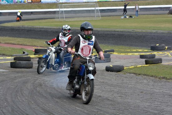 Nízký obsah válců motorů, ale o to větší nasazení a chuť se bavit projevili účastníci prvního letošního závodu v režii plochodrážního klubu. Vytrvalostní pětihodinový Fichtl Day se jel v sobotu 31. března.
FOTO: DAVID MACHÁČEK