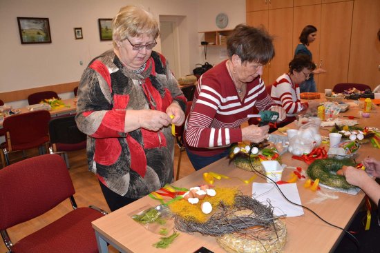 Seniorkám se Velikonoční tvoření líbilo. Během dopoledne si každá vyrobila věnec na dveře i kraslice méně známými způsoby.
FOTO: DANA HOĎÁKOVÁ
