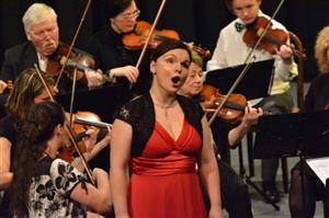 Zpěvačka Petra Rybníkářová jako host Komorního orchestru Kopřivnice zpívala v kulturním domě mimo jiné árie Františka A. Míči.
FOTO: DAVID MACHÁČEK