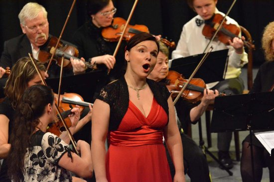 Zpěvačka Petra Rybníkářová jako host Komorního orchestru Kopřivnice zpívala v kulturním domě mimo jiné árie Františka A. Míči.
FOTO: DAVID MACHÁČEK