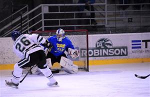 Finálové utkání I. ligy Kopřivnické městské hokejové ligy mezi BAH a Nebory dospělo až do prodloužení a celkově trvalo 74 min. a 5 s čistého času.
FOTO: KRISTINA ČABLOVÁ