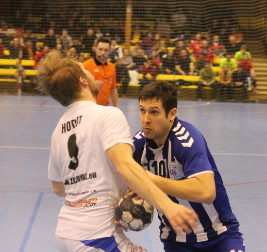 Jan Gřes, kopřivnická spojka (vpravo), se v posledním extraligovém kole deseti přesnými zásahy podílel na postupu mužstva do play-off.
FOTO: DALIBOR TOBOLA