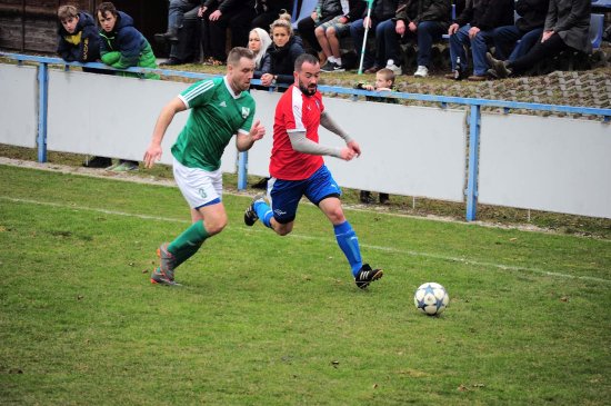 Souboj dvou trojek - Karel Myšák (FC Vlčovice-Mniší, vpravo) a Petr Švolba (AFC Veřovice) - v prvním jarním utkání I. B třídy mužů sk. D.
FOTO: KRISTINA ČABLOVÁ