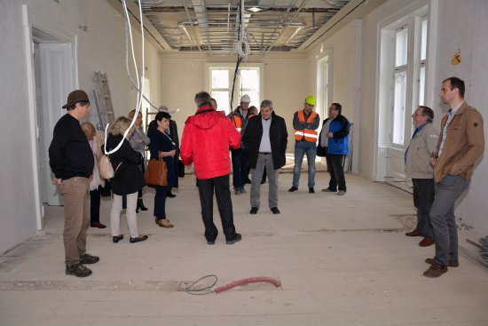 Členové zastupitelstva města v rozestavěném prostoru budoucího obřadního sálu v Ringhofferově vile. Politici si rekonstruovaný objekt prohlédli a následně schválili navýšení rozpočtu na jeho dostavbu.
FOTO: DAVID MACHÁČEK