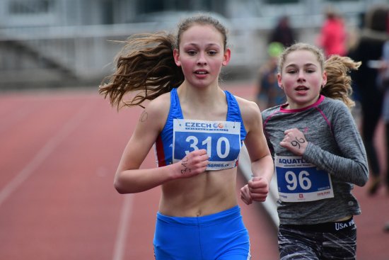Nikolu Chovanečkovou z SK Kopřivnice (vpravo) porazila v běhu pouze letošní mistryně ČR v krosu, celkově však v aquatlonu zvítězila. 
FOTO: ČESKÁ TRIATLONOVÁ ASOCIACE