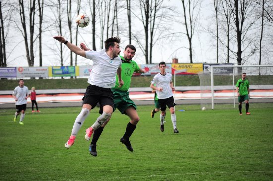 Jan Ollender (ve světlém dresu) z FC Kopřivnice se střelecky prosadil v prvním jarním utkání I. B třídy mužů sk. D, když proměnil penaltu.
FOTO: KRISTINA ČABLOVÁ