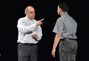 Miroslav Táborský a Filip Cíl odehráli před kopřivnickým publikem představení hry Odvolání. Drama o pravdě a osobní statečnosti překvapilo řadou humorných momentů.
FOTO: DAVID MACHÁČEK