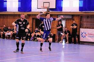 Jan Holbein (KH Kopřivnice) se na vítězství 36:27 nad Lovosicemi ve třetím čtvrtfinálovém utkání podílel pěti brankami.
FOTO: KRISTINA ČABLOVÁ