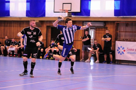 Jan Holbein (KH Kopřivnice) se na vítězství 36:27 nad Lovosicemi ve třetím čtvrtfinálovém utkání podílel pěti brankami.
FOTO: KRISTINA ČABLOVÁ