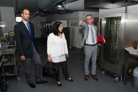 Ministryně sociálních věcí v demisi Jaroslava Němcová si během své návštěvy Kopřivnice prošla i objekt stravovny, který má být součástí budoucího domova seniorů. 
FOTO: D. MACHÁČEK